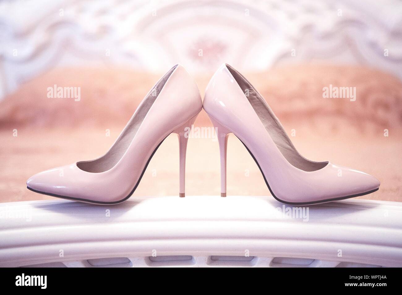 Close-up de Tacones altos Stilettos en cama en casa Fotografía de stock -  Alamy