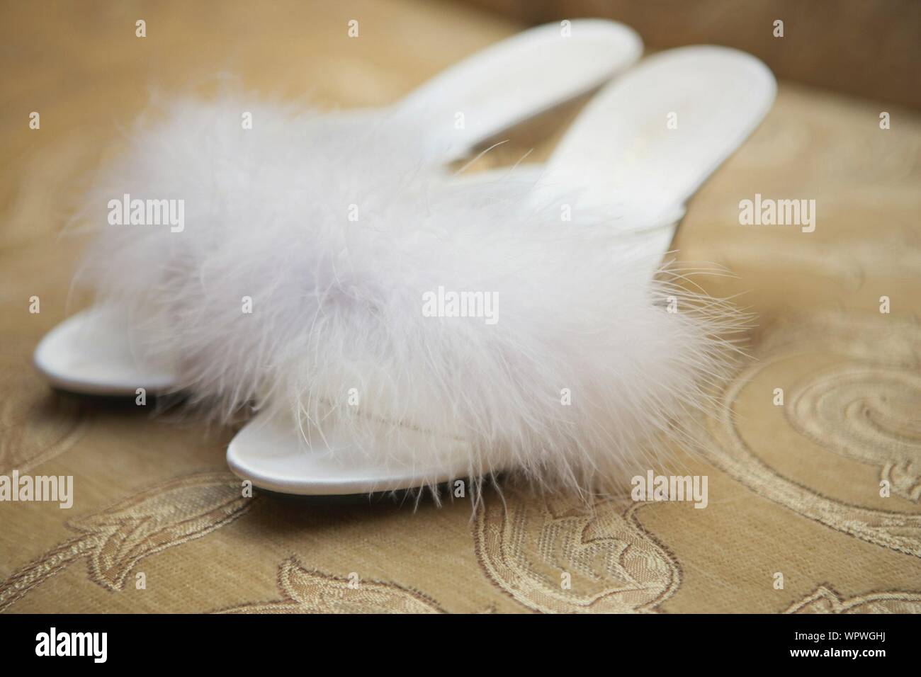 Sandalias peludas fotografías e de alta resolución - Alamy