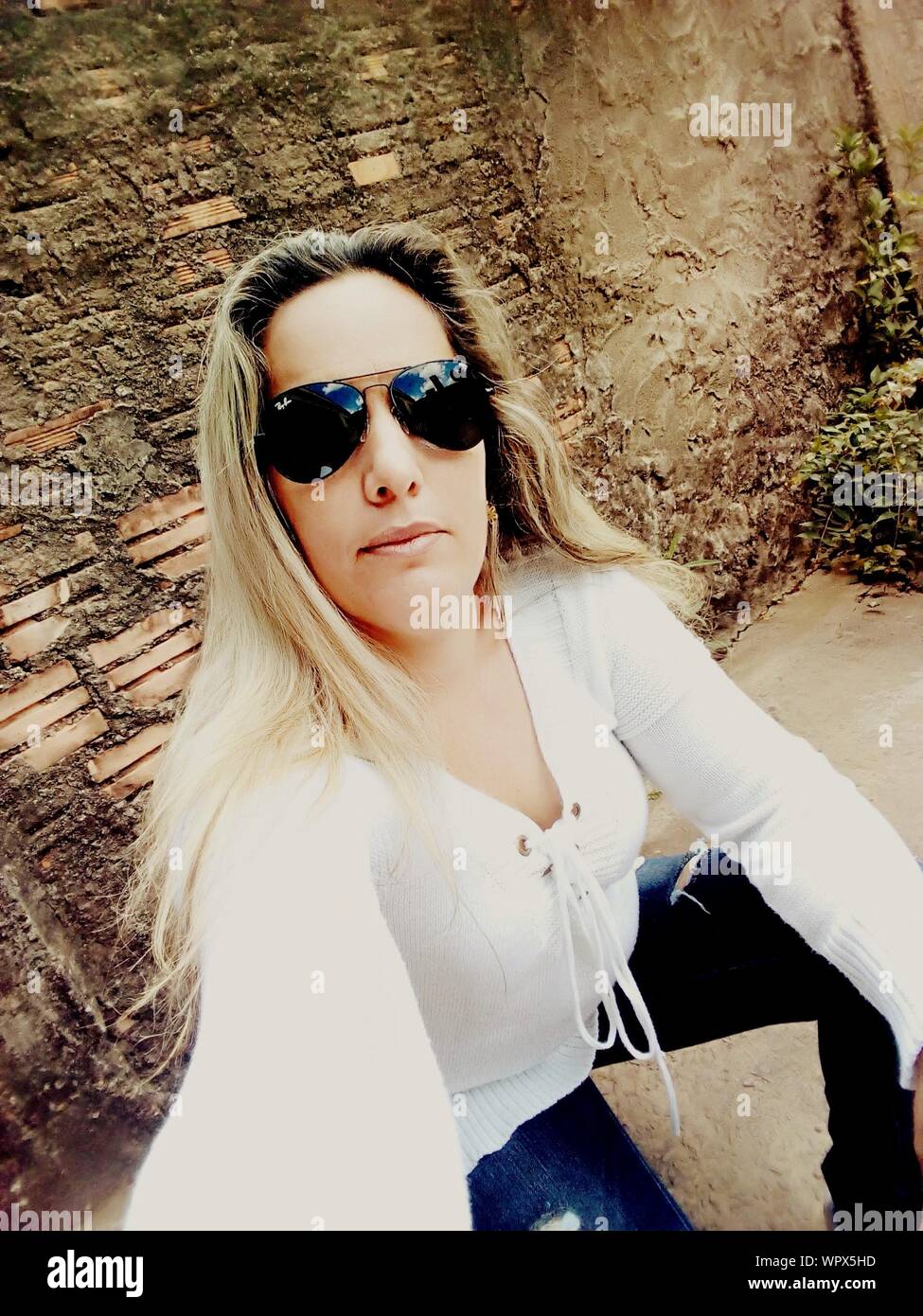Mujer rubia en gafas de sol e imágenes de alta resolución - Alamy