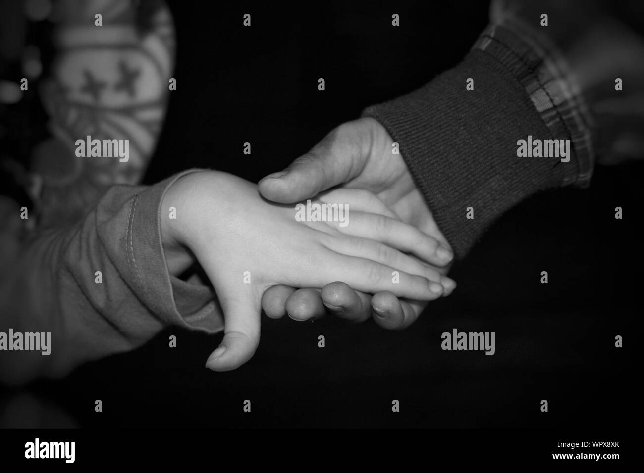 Pareja tomados de la mano de noche fotografías e imágenes de alta  resolución - Alamy