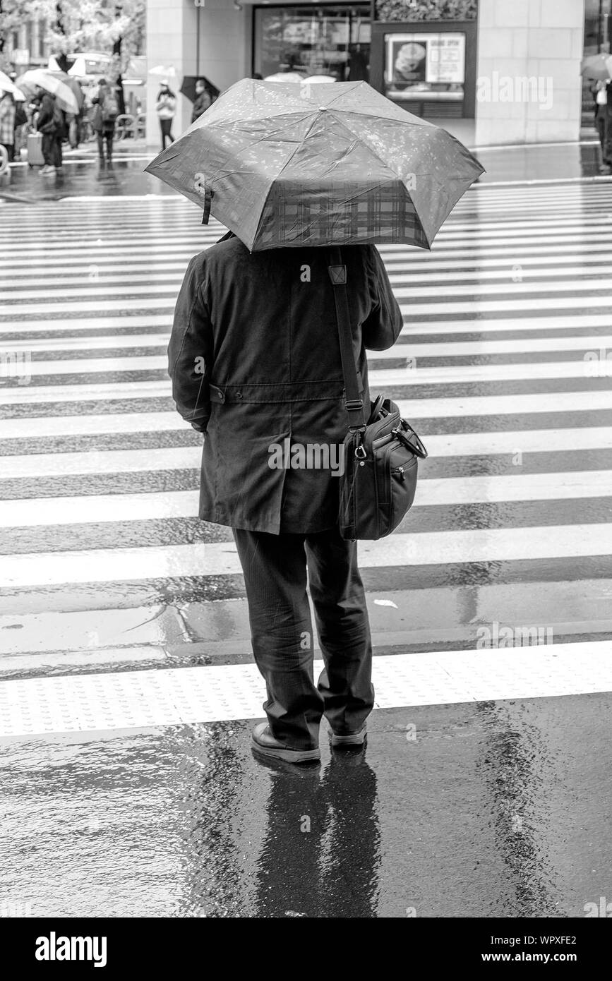 Hombre con paraguas Imágenes de stock en blanco y negro - Alamy