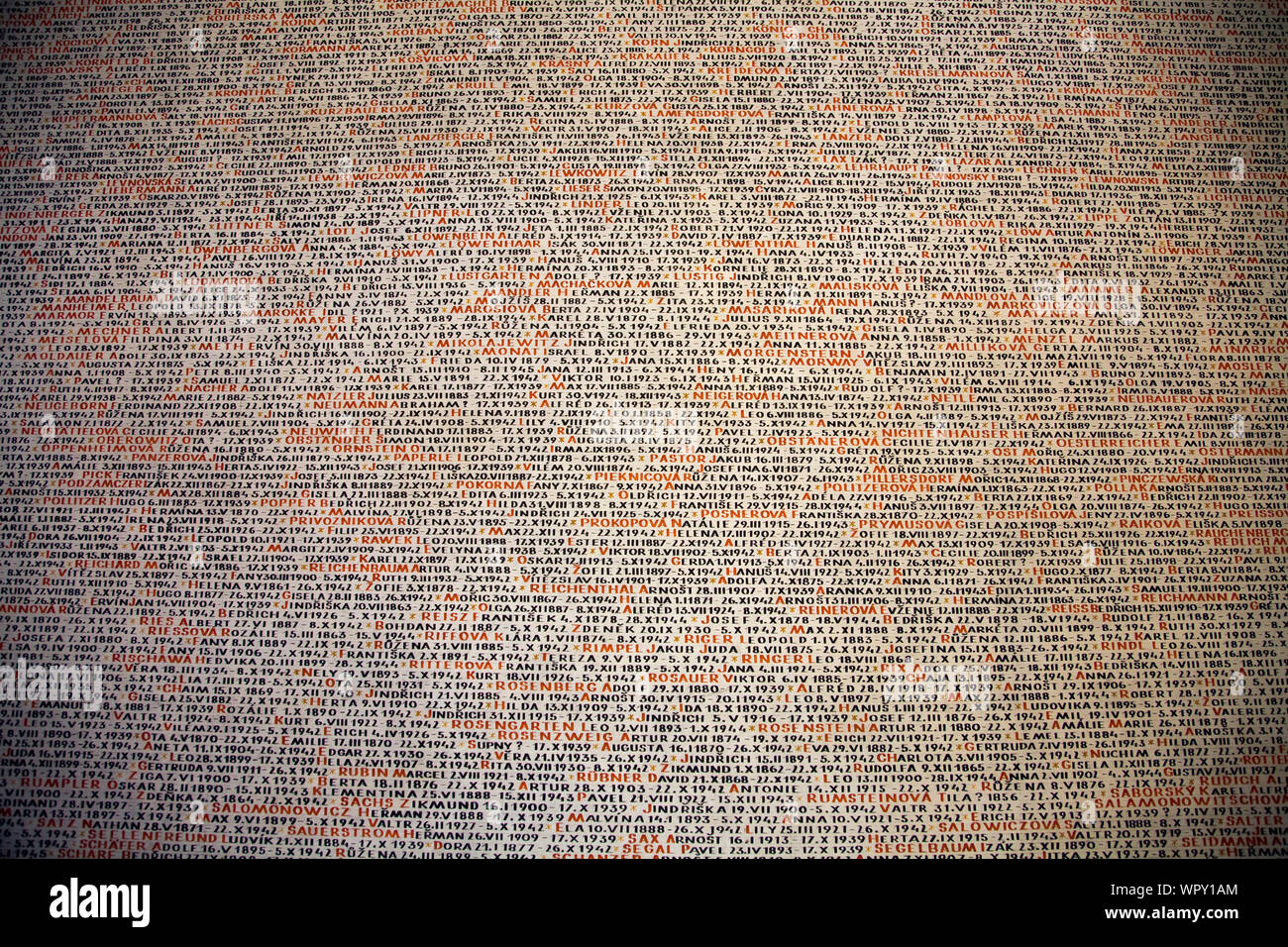La pared interior de la Sinagoga Pinkas Checa mostrando los nombres de víctimas del holocausto judío. Praga, República Checa. Foto de stock