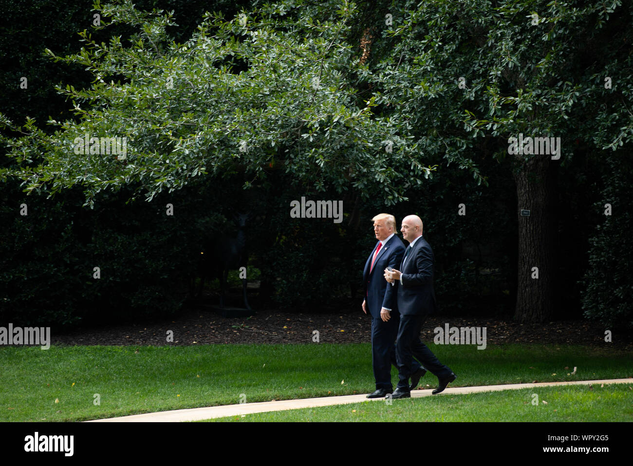 Washington DC, Estados Unidos. 9 Sep 2019. Presidente Donald Trump y el Presidente de la FIFA, Gianni Infantino caminar juntos como Trump abandona la Casa Blanca en un mitin en Carolina del Norte, en la ciudad de Washington, DC el lunes, 9 de septiembre de 2019. Foto por Kevin Dietsch/UPI Crédito: UPI/Alamy Live News Foto de stock