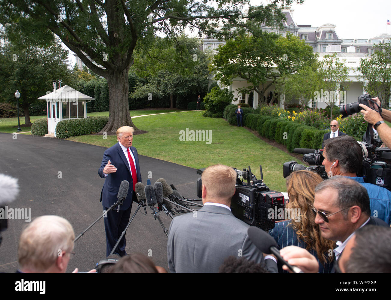Washington DC, Estados Unidos. 9 Sep 2019. Presidente Donald Trump habla a la prensa como él sale de la Casa Blanca en un mitin en Carolina del Norte, en la ciudad de Washington, DC el lunes, 9 de septiembre de 2019. Foto por Kevin Dietsch/UPI Crédito: UPI/Alamy Live News Foto de stock