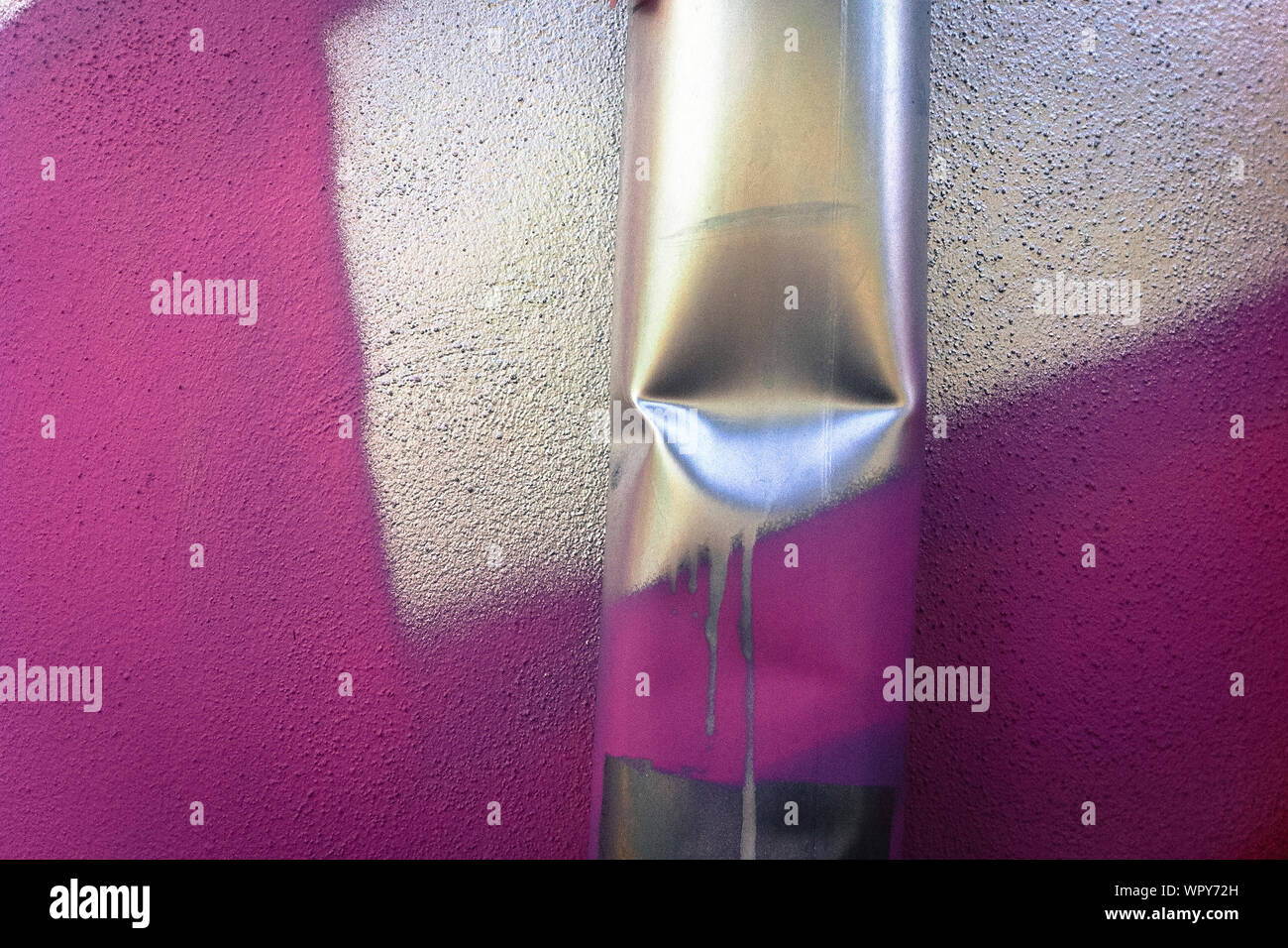 Imagen Recortada De Abollado Tubo De Drenaje Con Pintura En