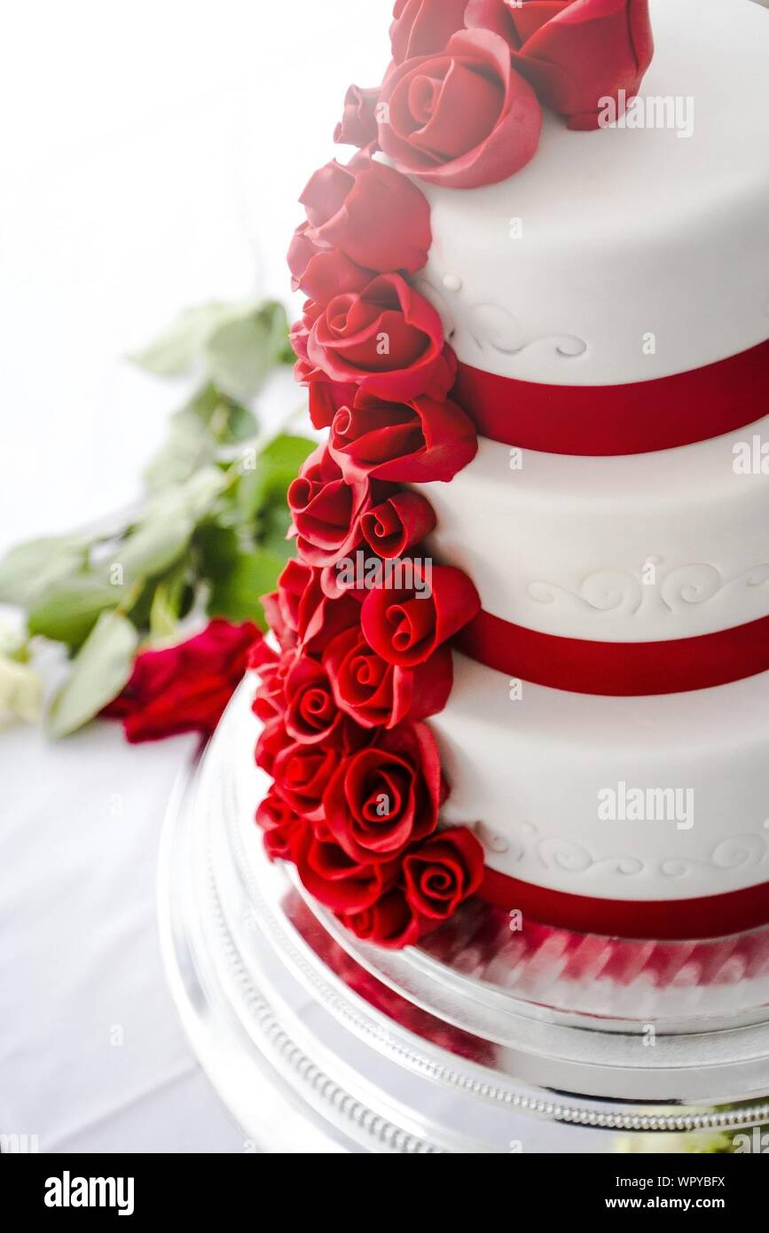 Pastel de boda con rosas rojas Fotografía de stock - Alamy