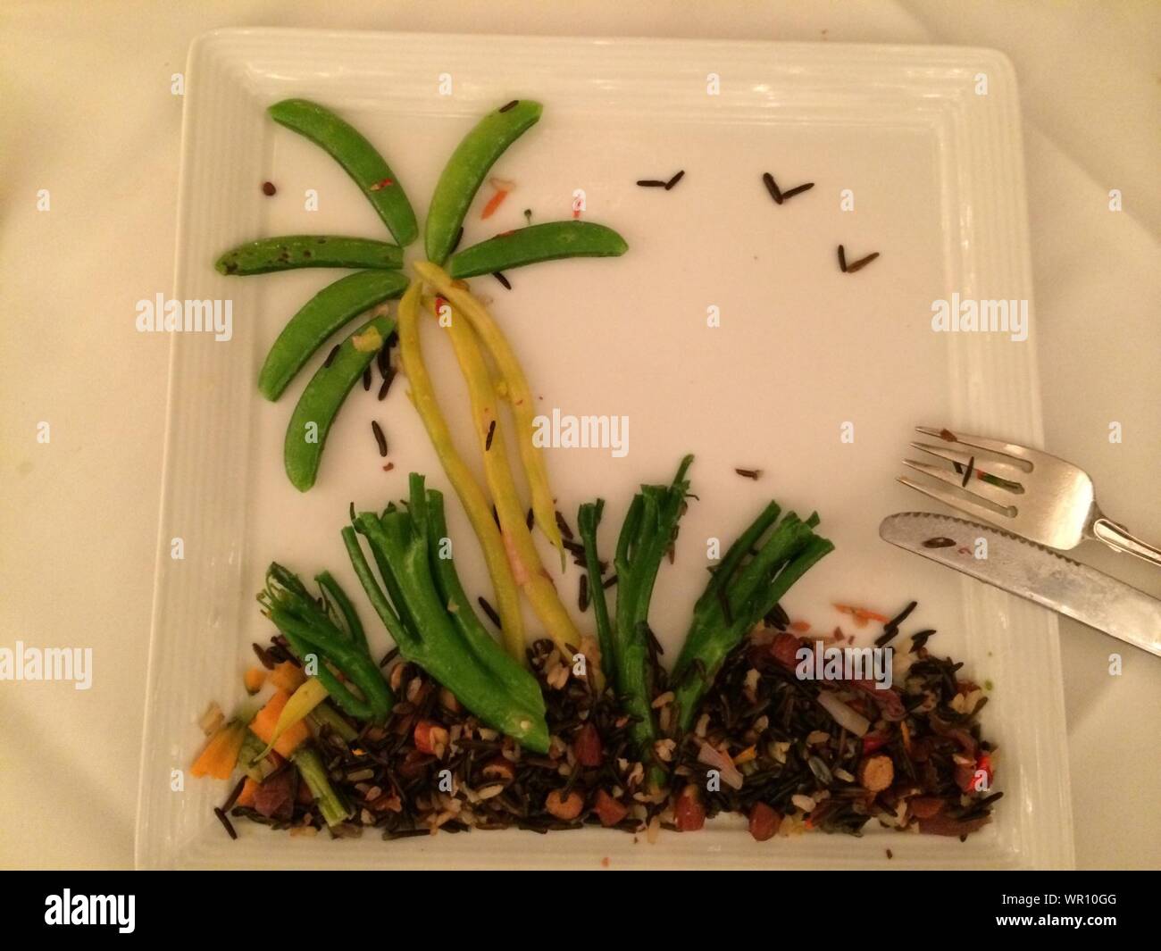 Las verduras en la placa dispuestos como Isla tropical Foto de stock