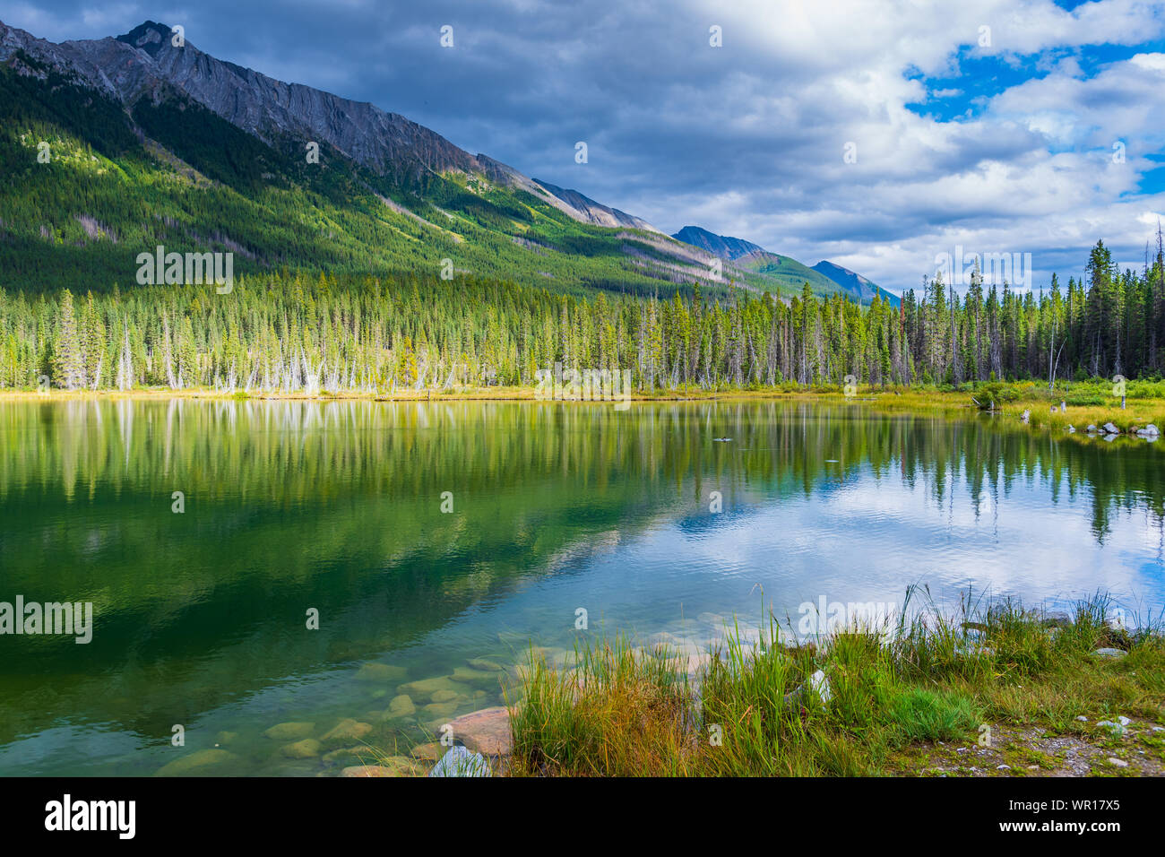 Hermoso paisaje de senderismo backcounty lagos de montaña en la región de Los Lagos Kananskis Peter Lougheed Provincial Park, cerca del Parque Nacional de Banff Foto de stock