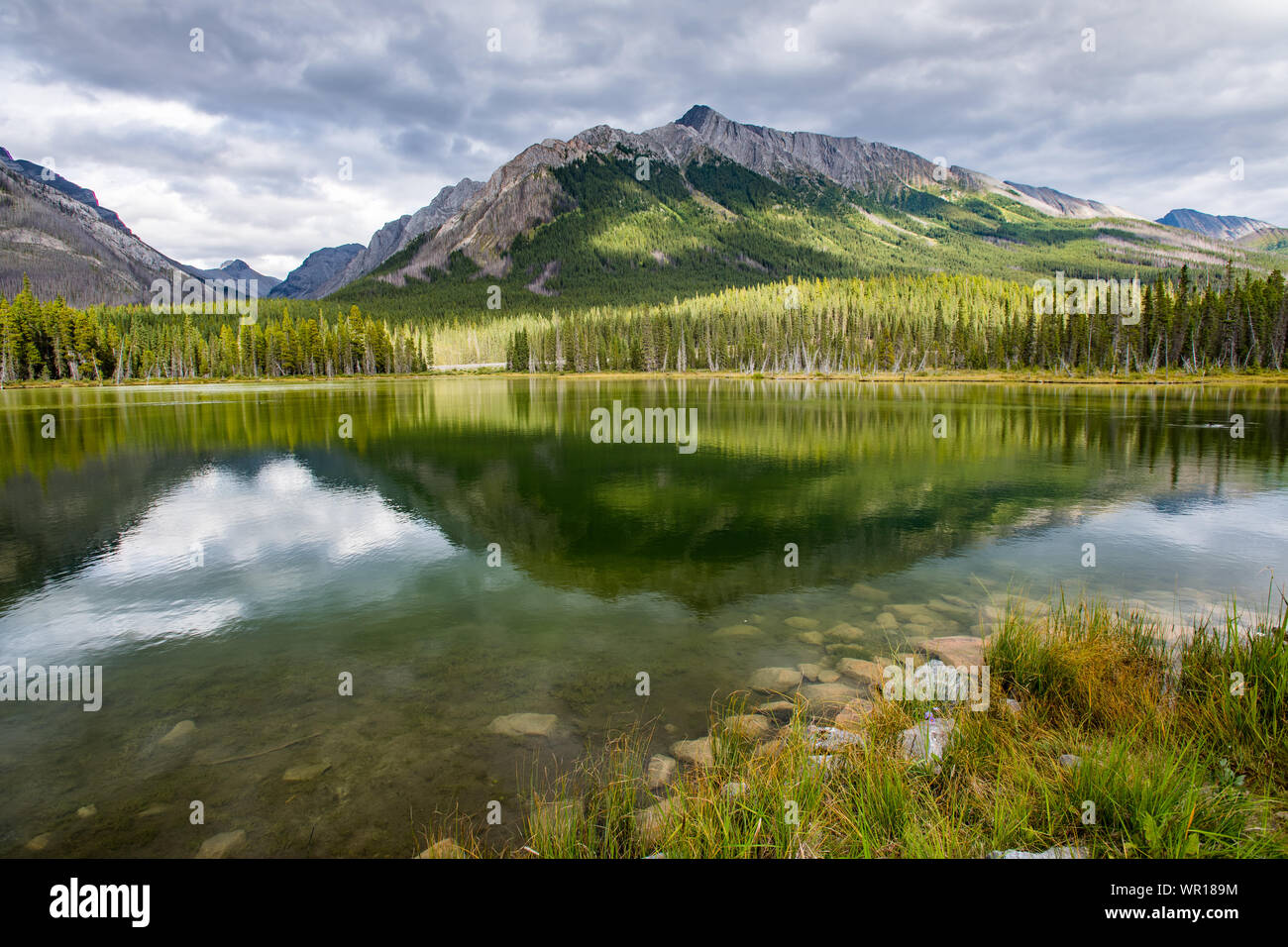 Hermoso paisaje de senderismo backcounty lagos de montaña en la región de Los Lagos Kananskis Peter Lougheed Provincial Park, cerca del Parque Nacional de Banff Foto de stock