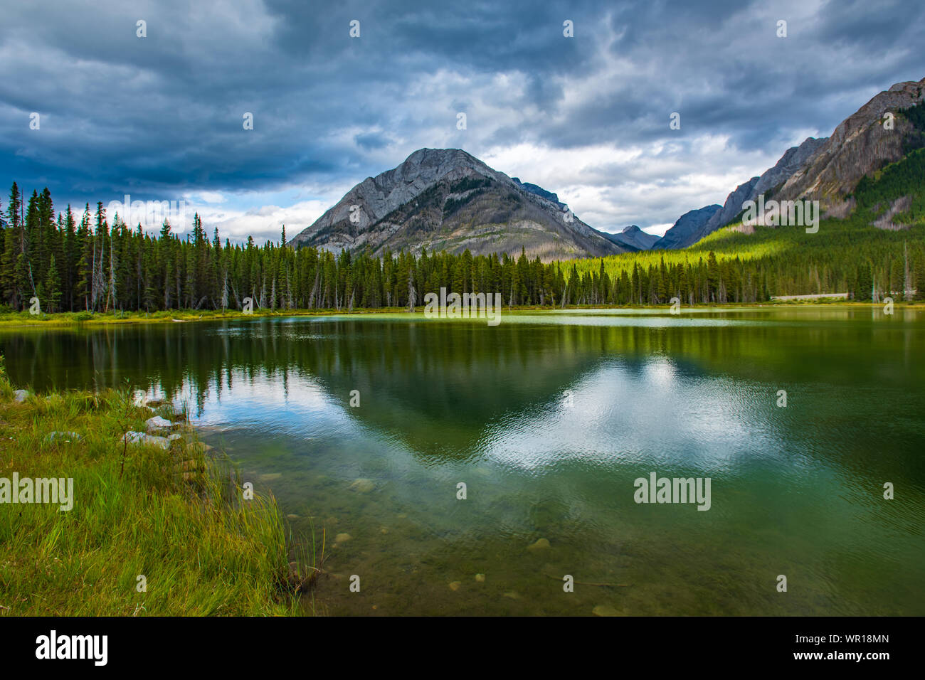 Hermoso paisaje de senderismo backcounty lagos de montaña en la región de Los Lagos Kananskis Peter Lougheed Provincial Park, cerca del Parque Nacional de Banff Foto de stock