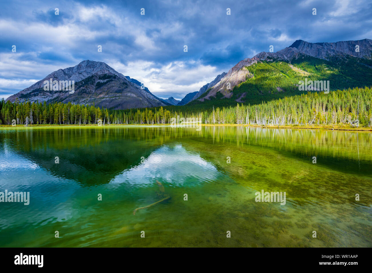 Hermoso paisaje de senderismo backcounty lagos de montaña en la región de Los Lagos Kananskis Peter Lougheed Provincial Park, cerca del Parque Nacional de Banff Foto de stock