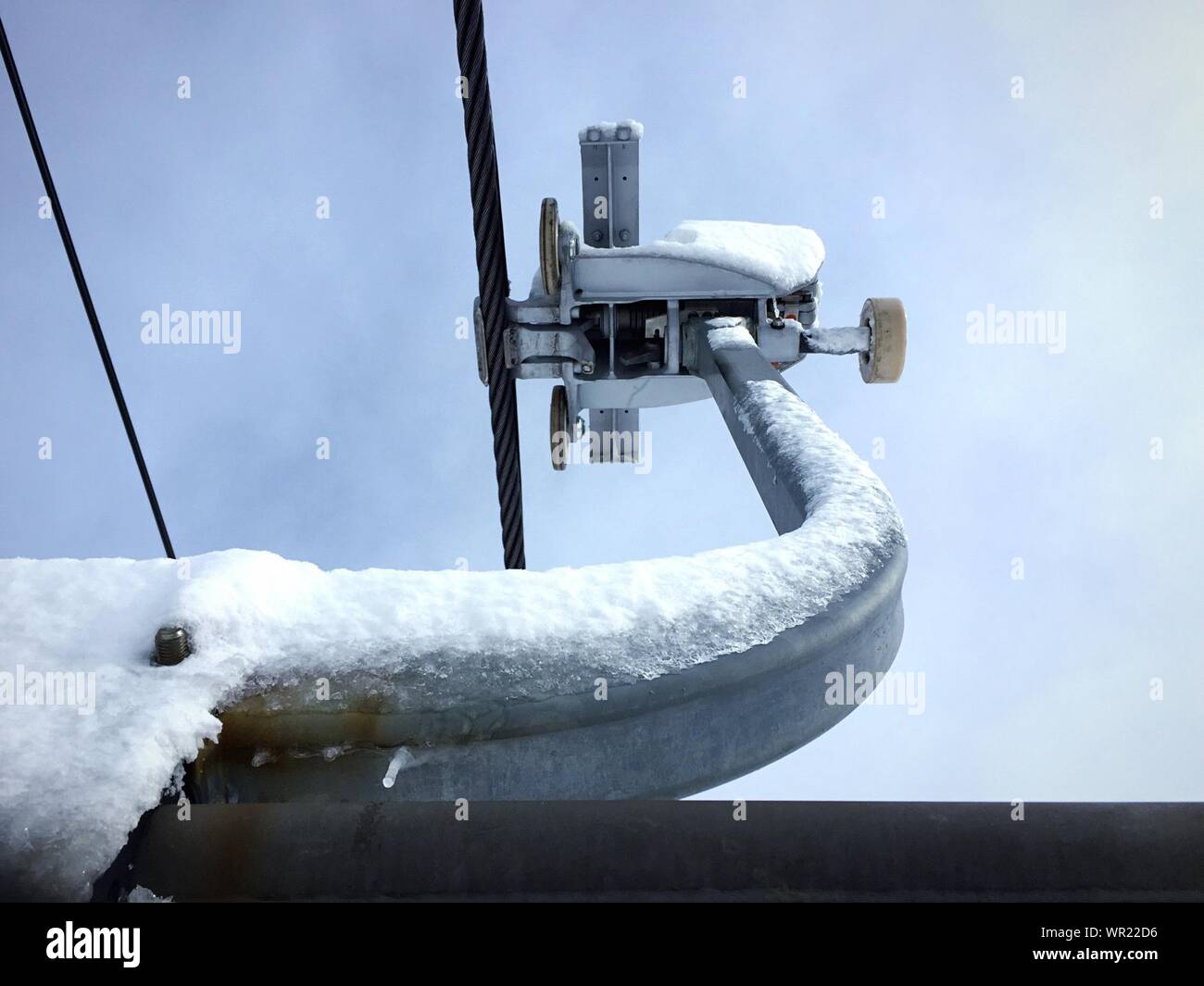 Ángulo de visión baja del telesilla desmontable agarre contra el cielo durante el invierno Foto de stock