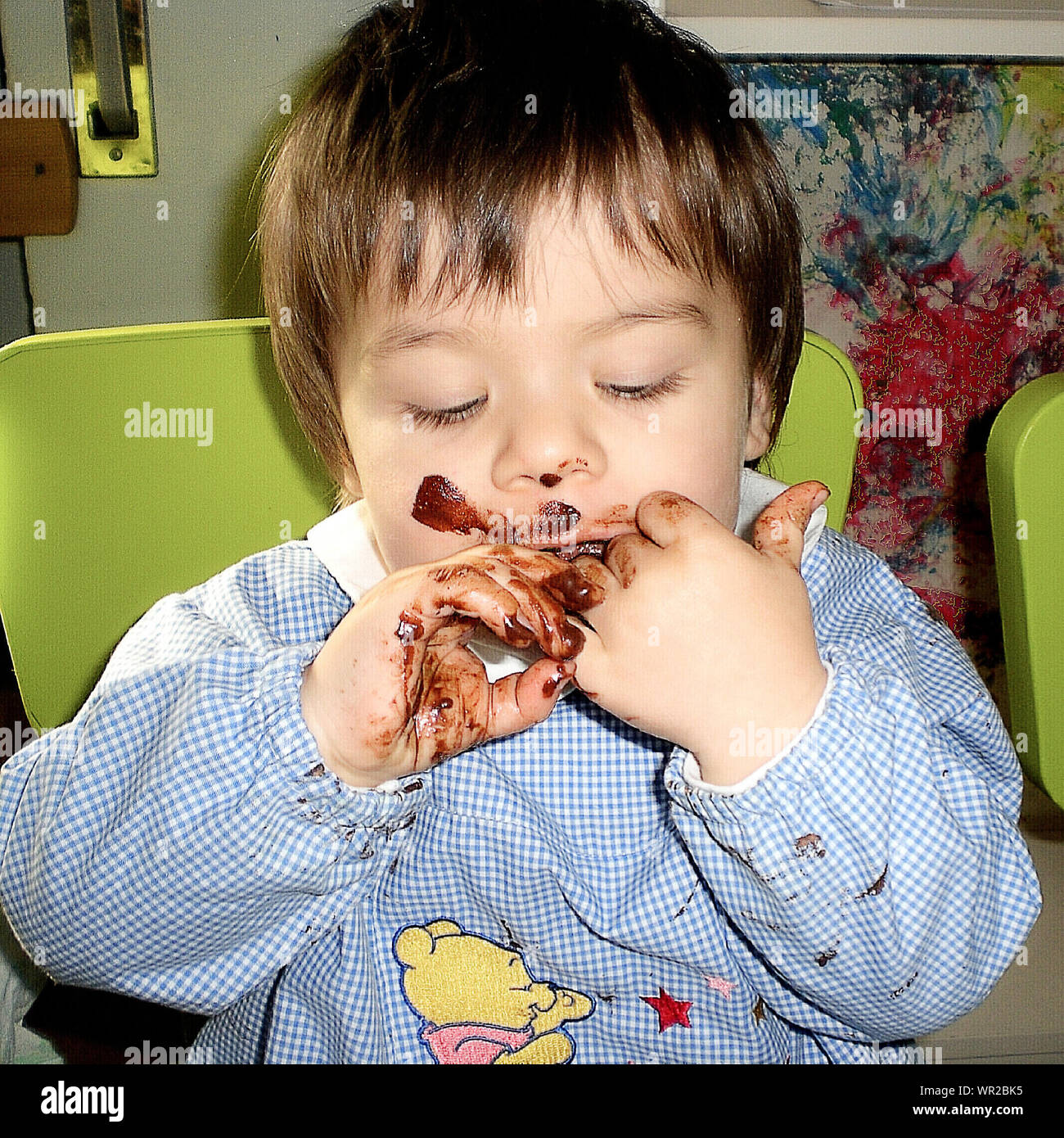 Close Up De Bebe Comiendo Chocolate Fotografia De Stock Alamy