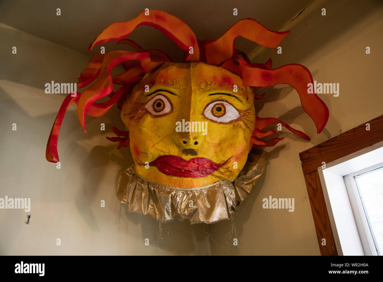 La máscara en la Kultur House en diminutos Helvetia, una vez que una  Colonia Suiza, en Randolph County, West Virginia. El edificio alberga el  Helvetia general store, oficina de correos, y alpen