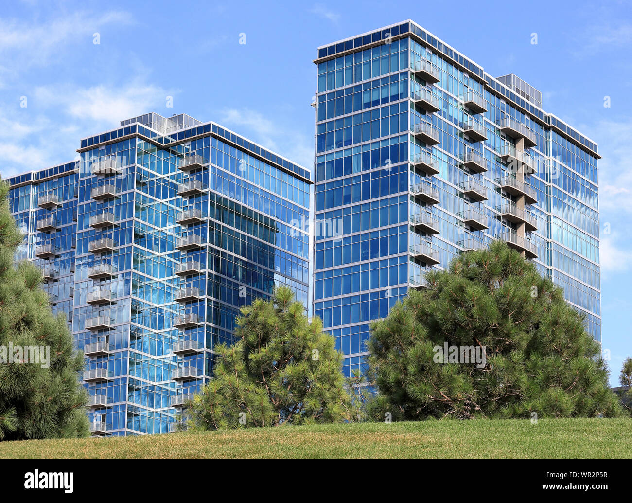 Modernos Edificios De Acero Y Cristal Con Balcones En Denver Colorado Fotografia De Stock Alamy