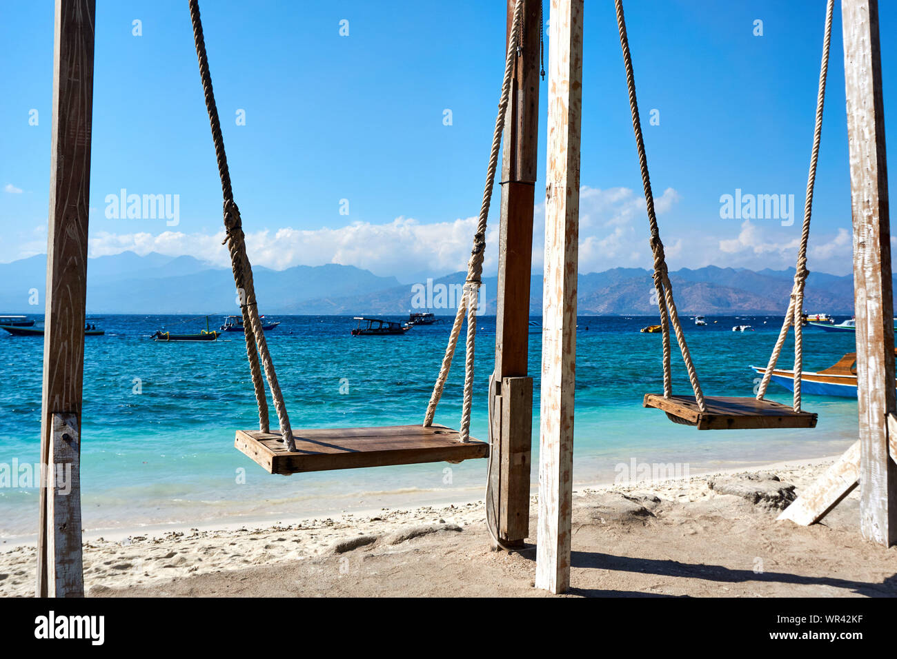 TRAWANGAN, INDONESIA - Agosto.15.2019 Swing en la playa en Gili Trawangan Foto de stock