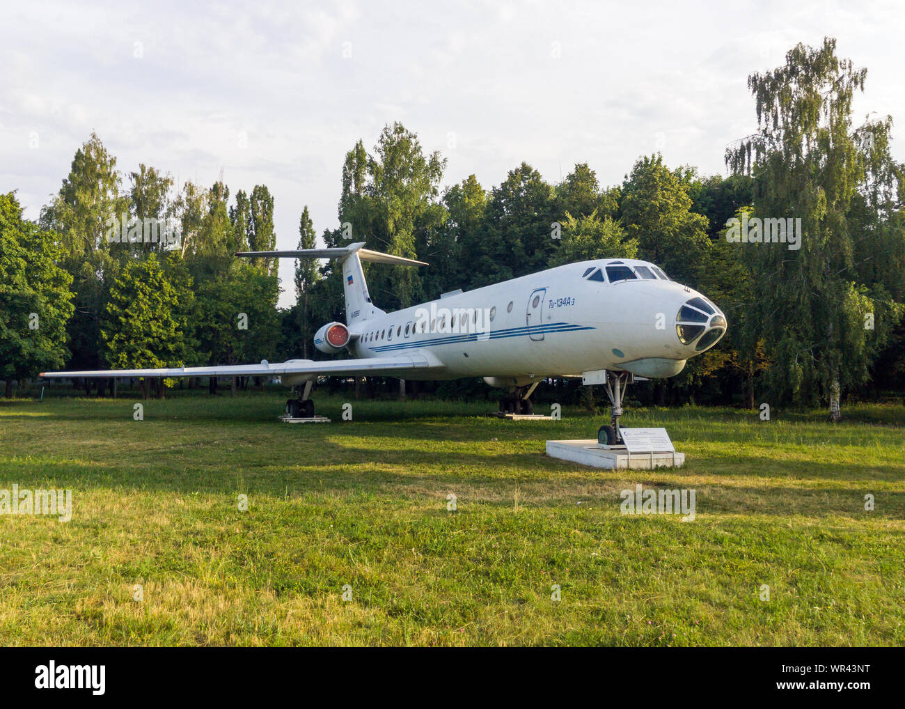 En Voronezh, Rusia, 14 de julio de 2018: Monumento al legendario avión TU-134, Voronezh Airport Foto de stock