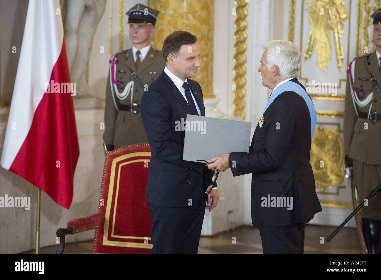 El 6 de agosto de 2015, en Varsovia, inauguración presidencial en Polonia: Andrzej Duda juramento como nuevo presidente polaco. Recibe las insignias de las órdenes en el Royal Foto de stock