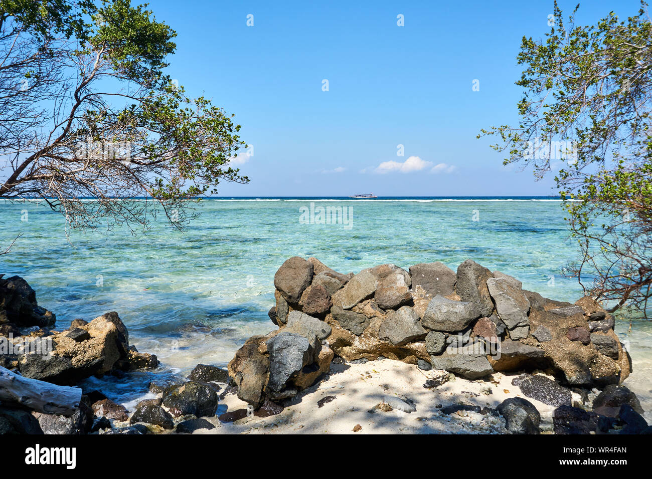 TRAWANGAN, INDONESIA - Agosto.15.2019 árboles en la playa en Gili Trawangan Foto de stock