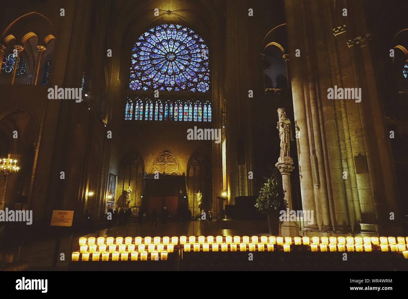 Imagen del interior de la Iglesia a la luz de las velas Foto de stock