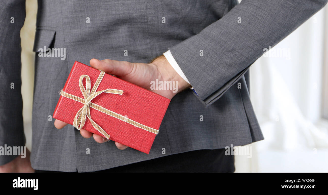 El amor romántico del hombre y de la mujer parejas dar cajas de regalo para  la novia.feliz la novia y el novio en la boda vestido prepararse para  casarse en ceremonia de
