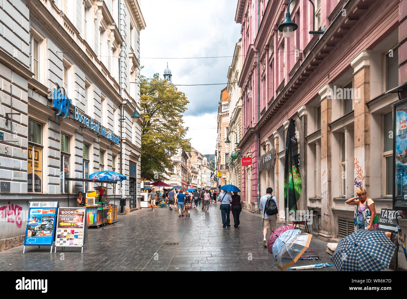 SARAJEVO, Bosnia - Agosto 3, 2019 : coloridas calles de Sarajevo en  Bascarsija. El casco antiguo de la ciudad es el lugar más popular para los  turistas Fotografía de stock - Alamy