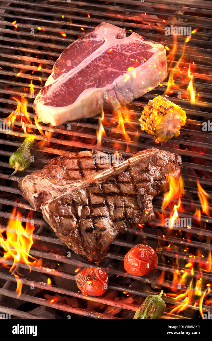 Diferentes hortalizas y carne asada a la parrilla en char-picnic en llamas  Fotografía de stock - Alamy