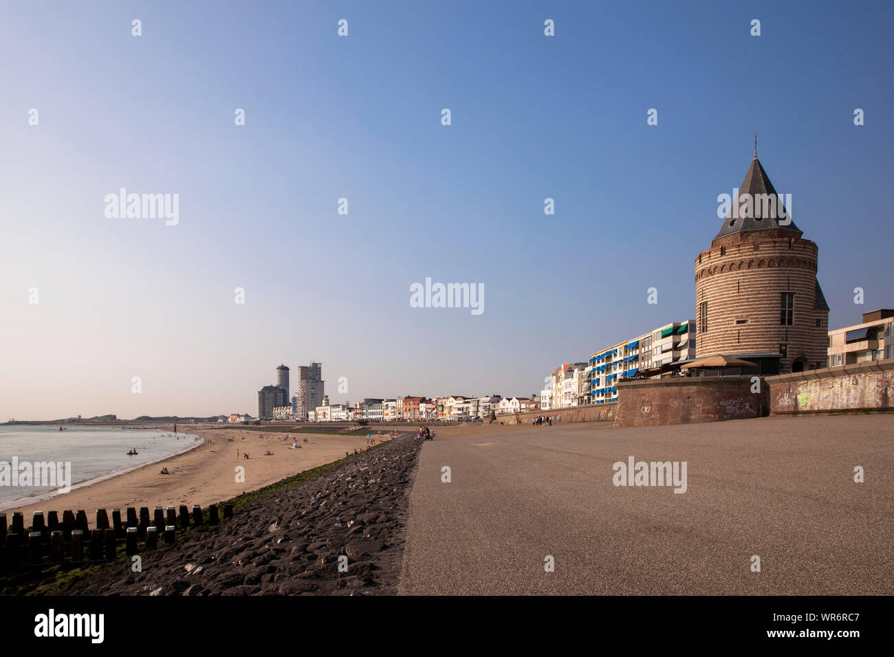 La playa de Vlissingen, edificios en el Boulevard Bankert, Walcheren, la histórica torre de la prisión, de Zeeland, Holanda. der Strand en Vlissingen, Haeuser Foto de stock