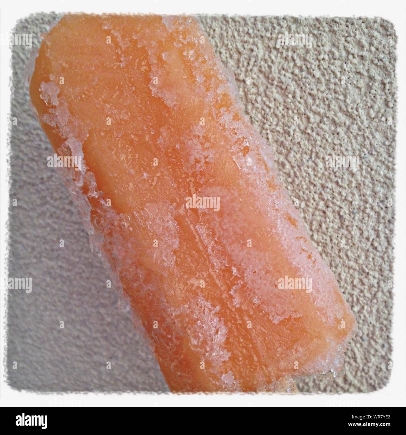 Imagen cercana de máquina de paleta de helado de naranja Foto de stock
