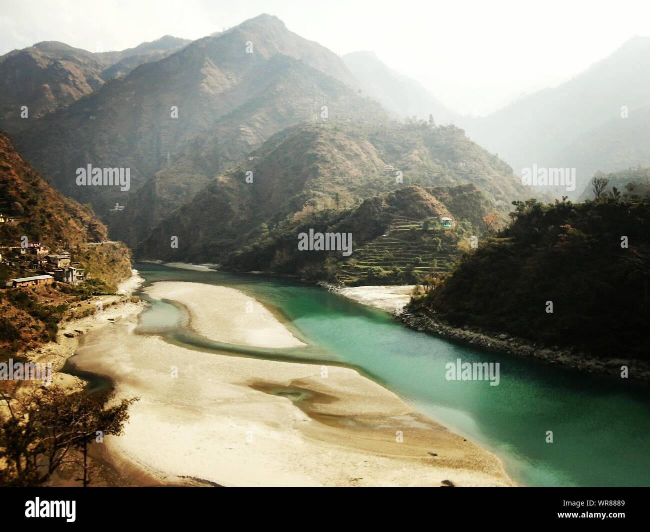 Beas río que fluye entre montañas en la Niebla Foto de stock