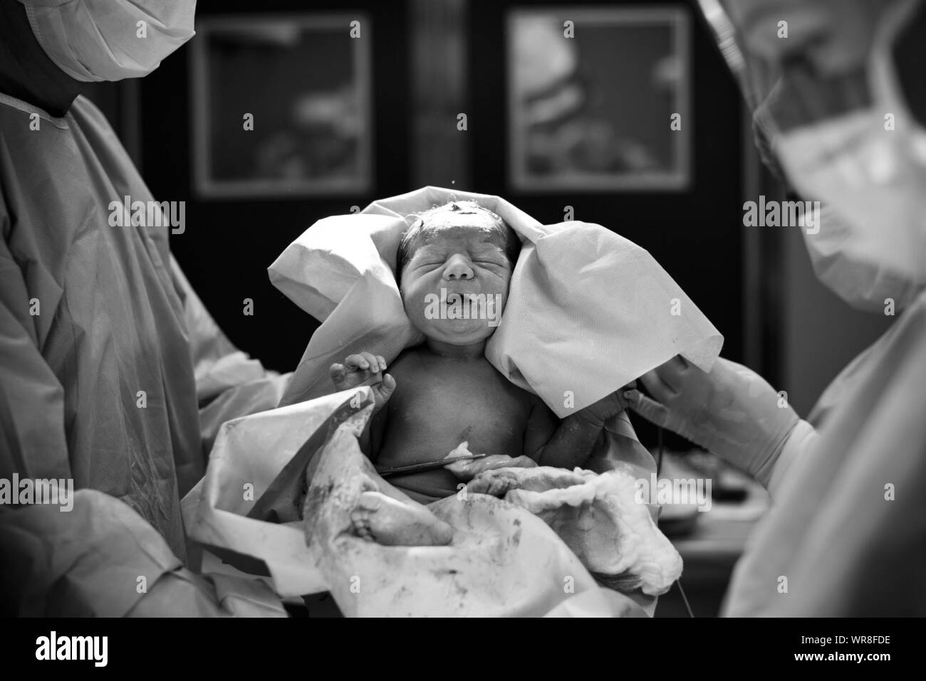 Los médicos llevar niña recién nacido en el Hospital Foto de stock