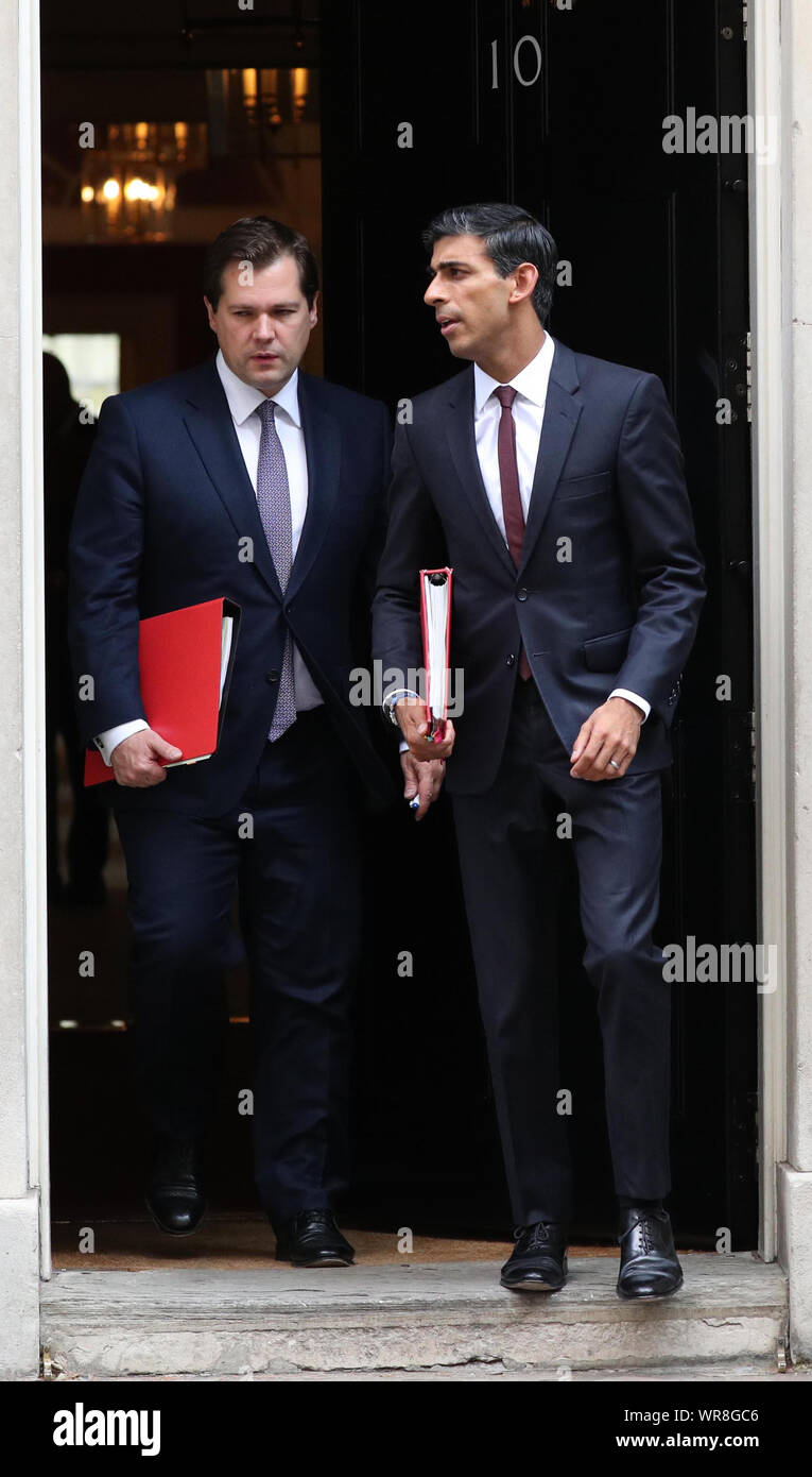 Vivienda, Comunidades y Gobierno Local Secretario Robert Jenrick (izquierda) y el Secretario Jefe de la Tesorería Rishi Sunak dejando tras asistir a una reunión del gabinete en el número 10 de Downing Street, Londres. PA la foto. Imagen Fecha: Martes 10 de septiembre de 2019. Ver historia política Brexit PA. Crédito de la foto debe leer: Jonathan Brady PA/cable Foto de stock