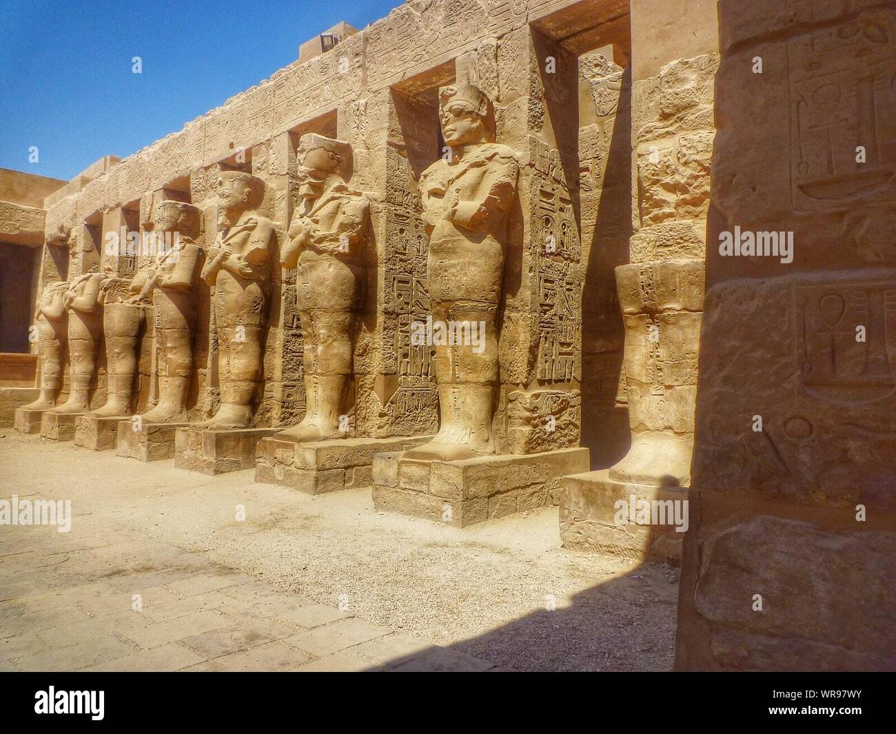 Estatuas en templo egipcio Foto de stock