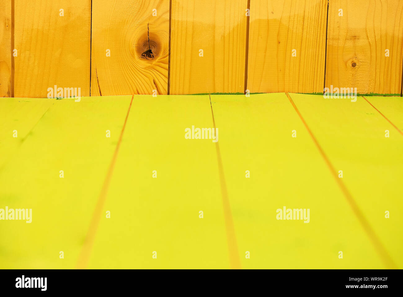 La superficie de la tabla de color amarillo por paredes de madera Foto de stock