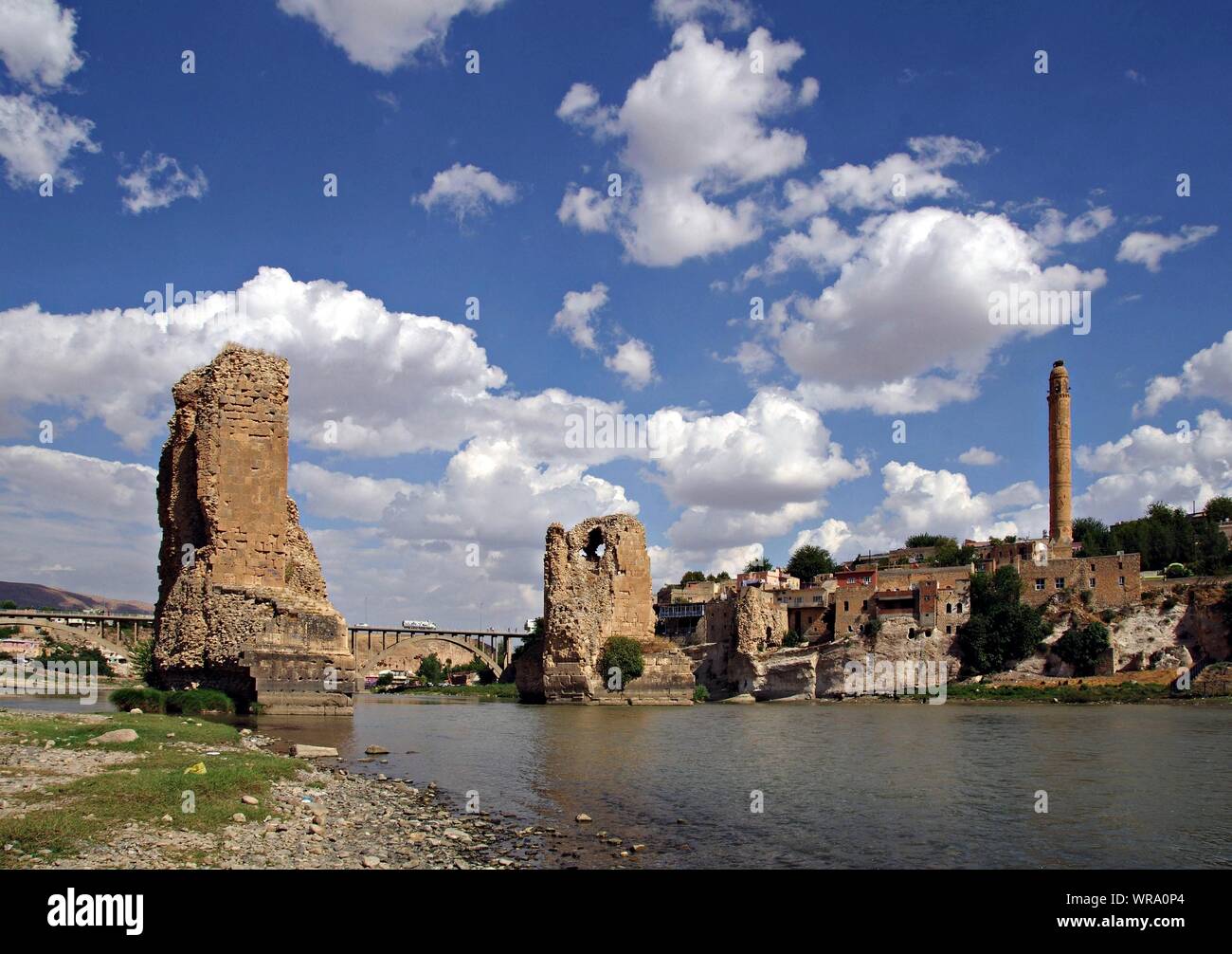 Hasankeyf es una antigua ciudad de la provincia de Batman, en el sureste de  Turquía. Esta ciudad estará bajo el agua de la presa de Ilisu Fotografía de  stock - Alamy