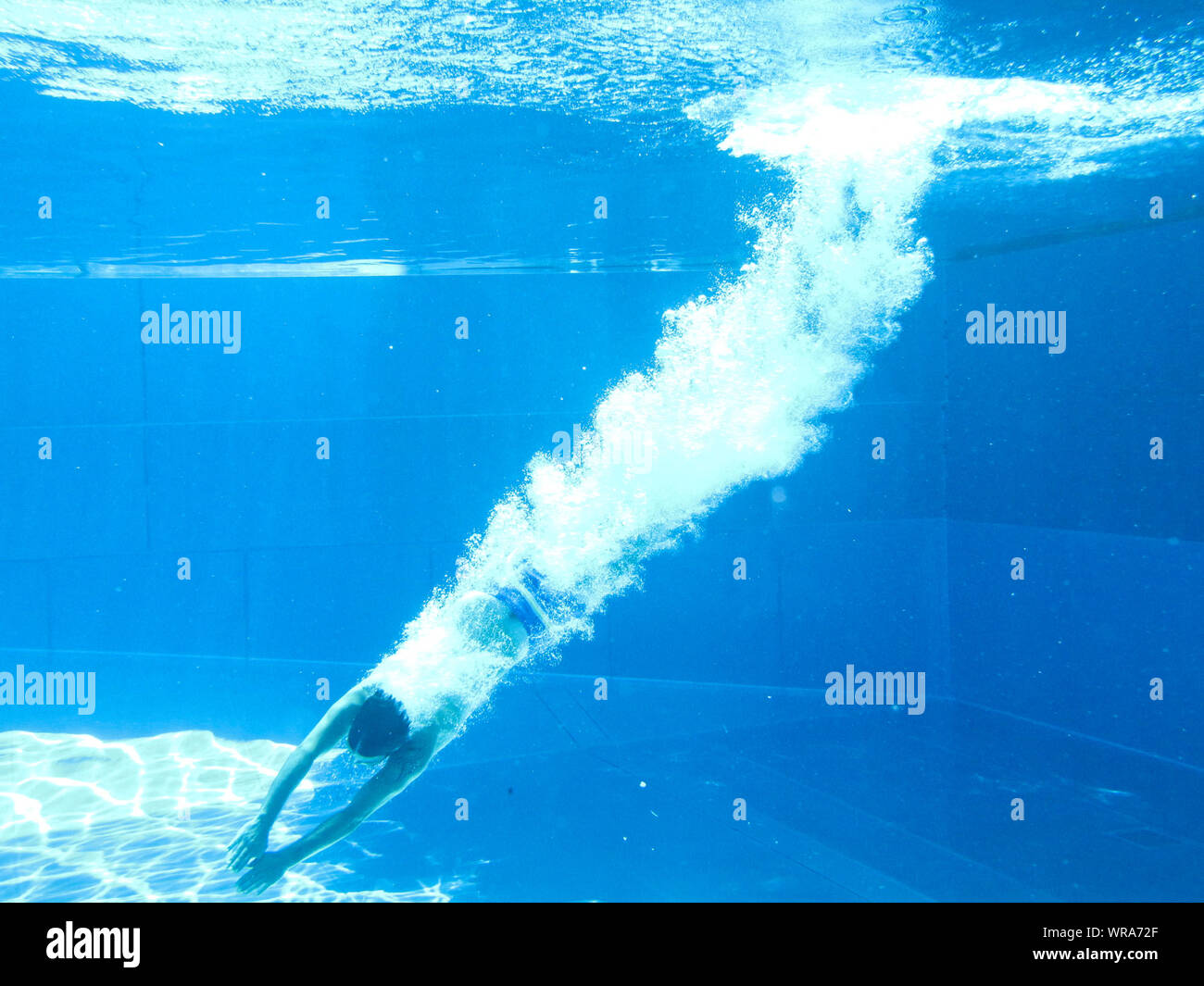 El hombre nadar bajo el agua en una piscina Foto de stock