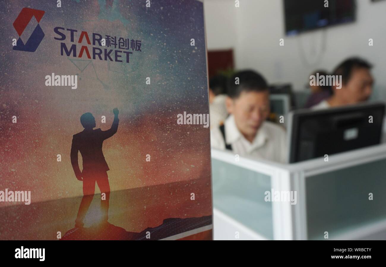 Inversionistas chinos ver los precios de las acciones se cotizan en la Bolsa de Shanghai (SSE) STAR (Ciencia y Tecnología Innovación Board) un mercado Foto de stock