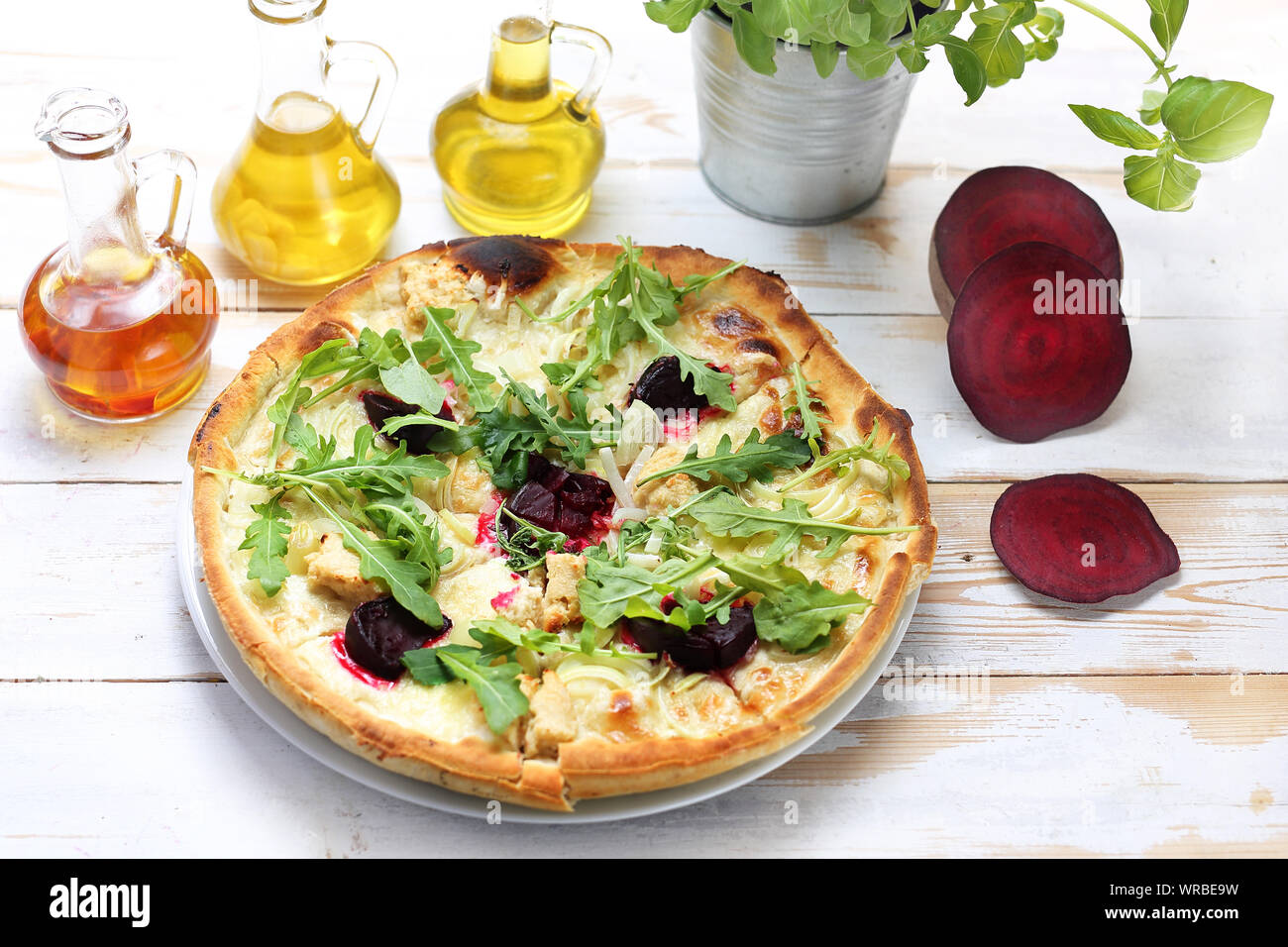 Pizza con la remolacha y la mozzarella. Pizza vegetariana. Foto de stock