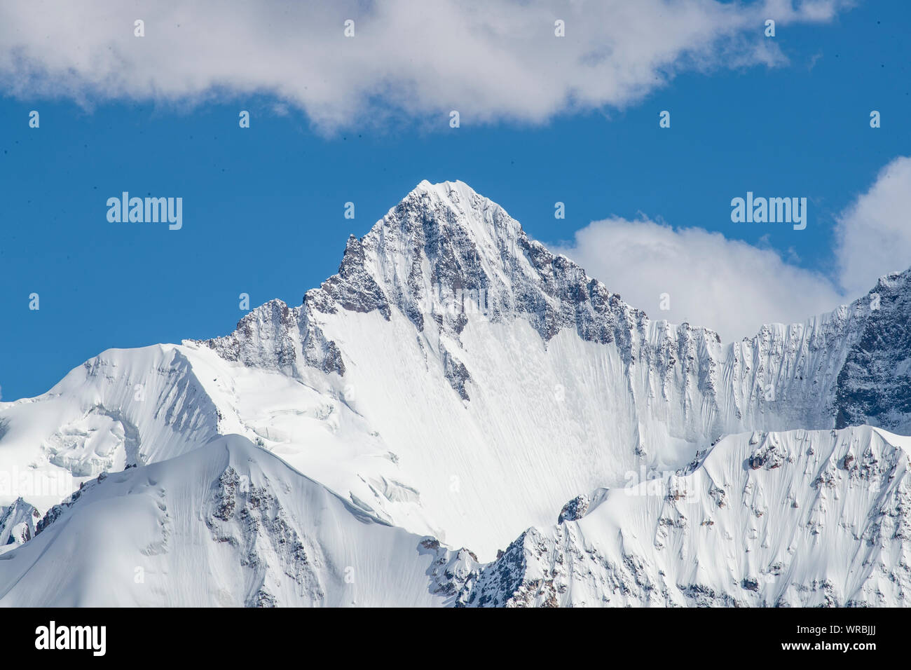 El paisaje de las montañas de nieve incluyendo el pico Khan Tengri, parte de la cordillera de Tian Shan en la frontera entre China y Kirguistán de Yili, no Foto de stock