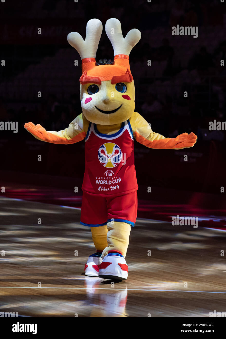 Shanghai, China. 10 Sep, 2019. Baloncesto: Copa Mundial, cuartos de final,  España - Polonia en el Oriental Sports Center. La mascota del campeonato  del mundo de baloncesto está en el campo antes