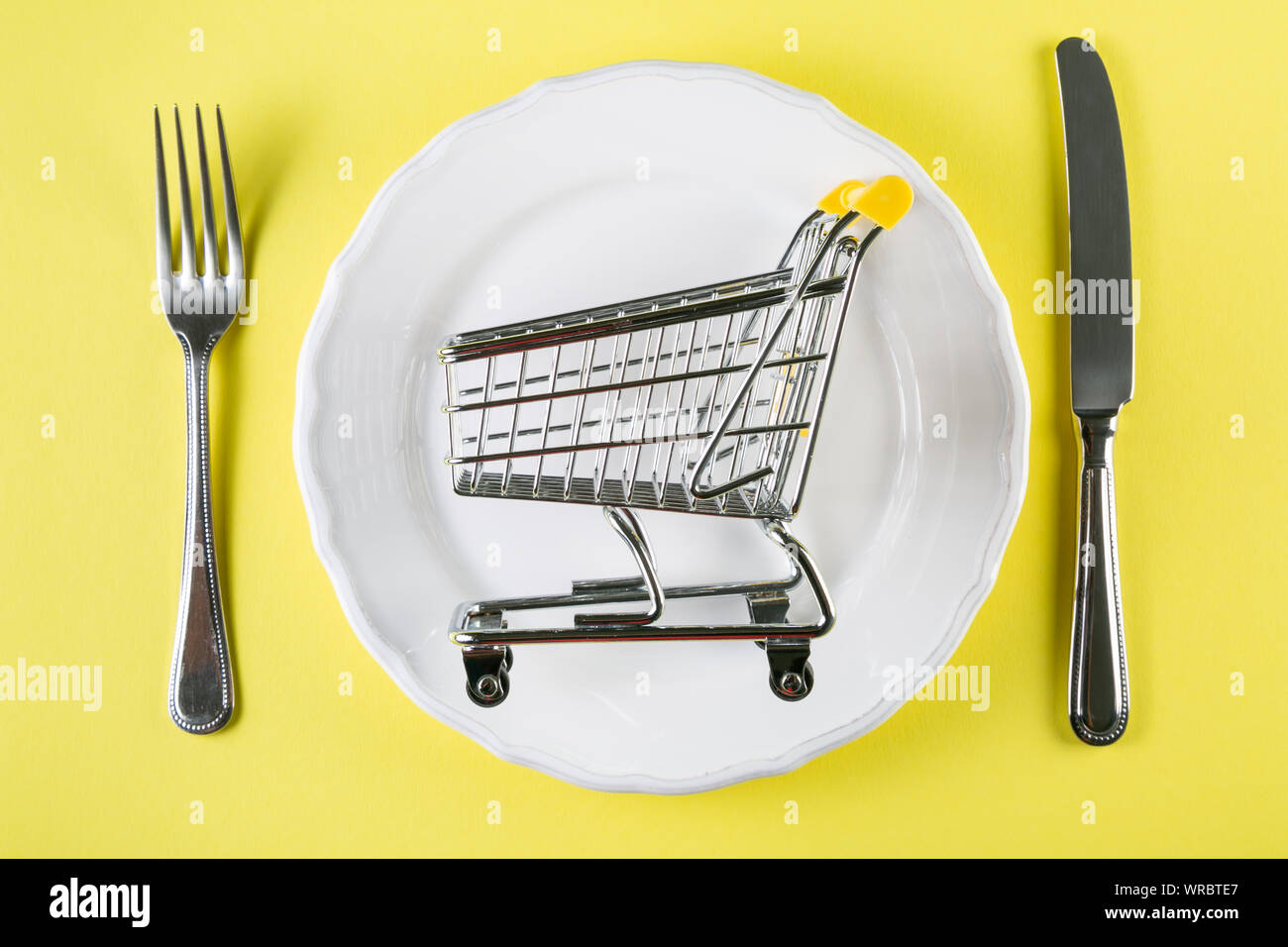 La cesta de alimentos vacíos en la placa blanca. Concepto de compras de supermercado, concepto de planificación de comidas semanales Foto de stock