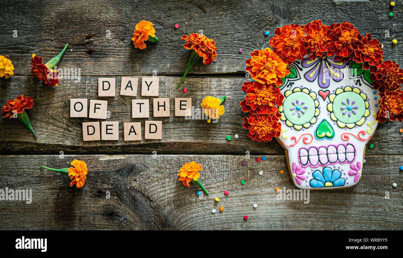 Concepto del día de los muertos dia de los muertos - formas de cráneo  cookie con flores de caléndula Fotografía de stock - Alamy