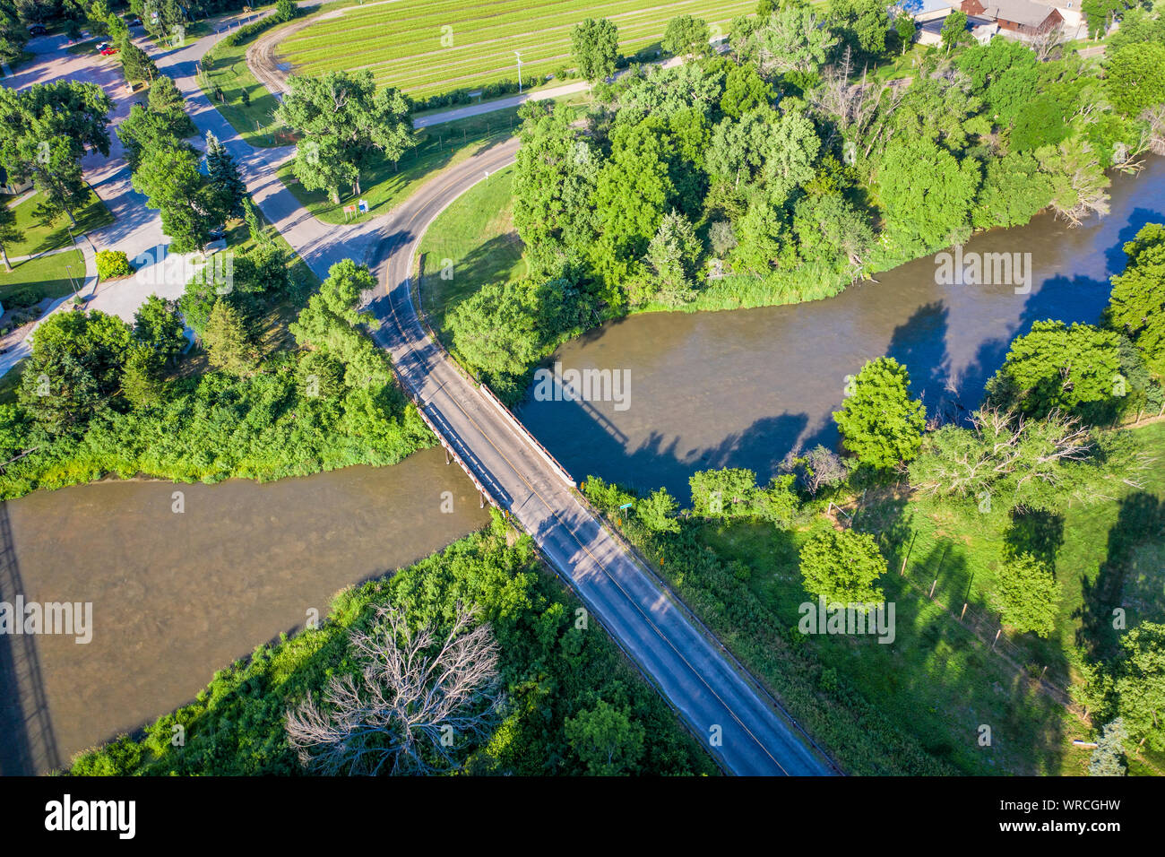 Puente sobre el río en LUPA Medio Halsey, Nebraska National Forest