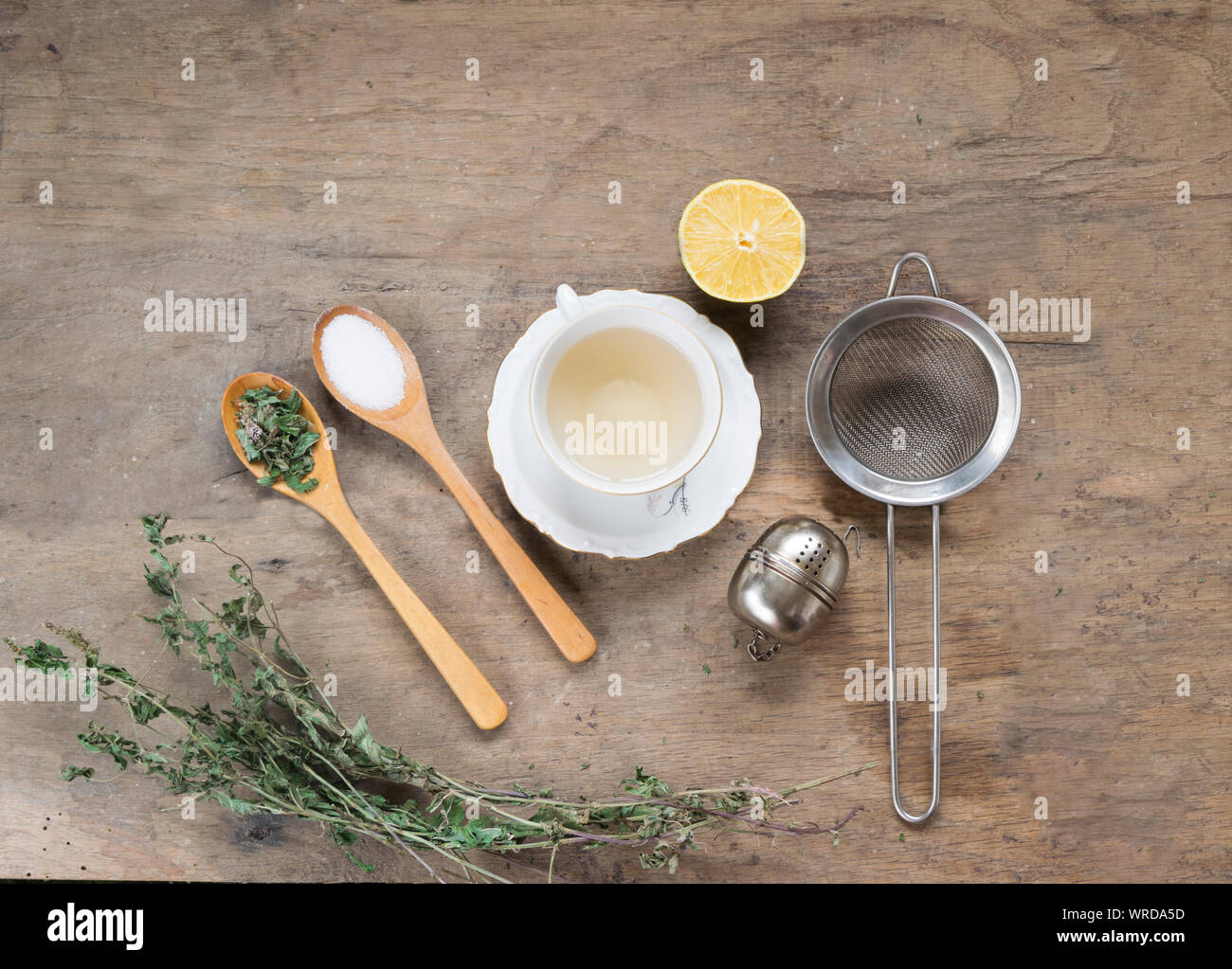 Un Colador de té cuchara usada para hacer un té con hojas de té frescas  Fotografía de stock - Alamy
