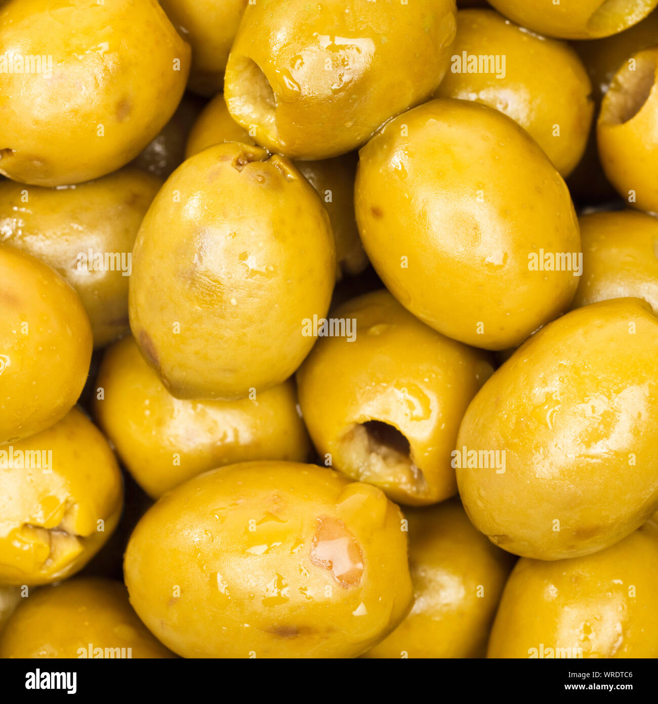 Aceitunas verdes frescas, vista cenital, cerrar Foto de stock