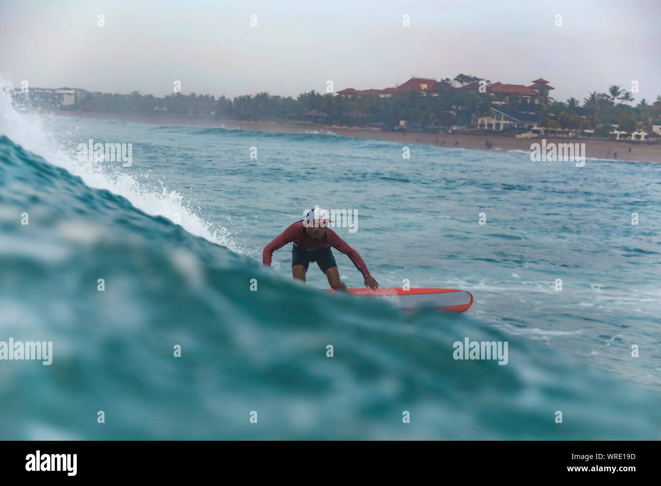 Surfer en una onda Foto de stock