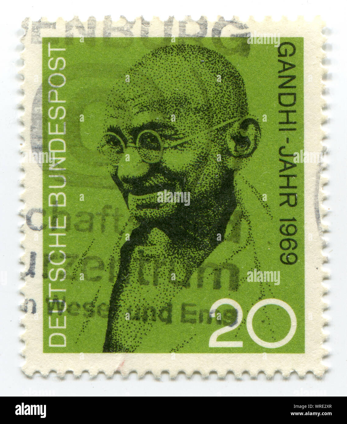 Sello impreso en Alemania mostrando Mohandas Karamchand Gandhi, circa 2004 Foto de stock