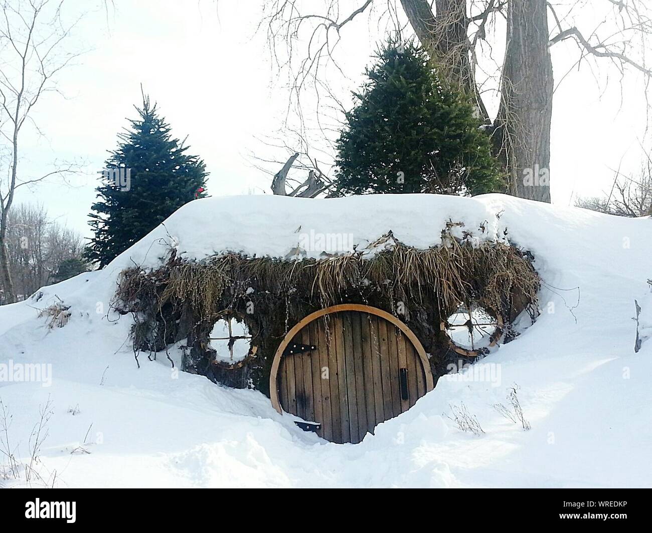 La nieve cubrió la casa Hobbit Foto de stock