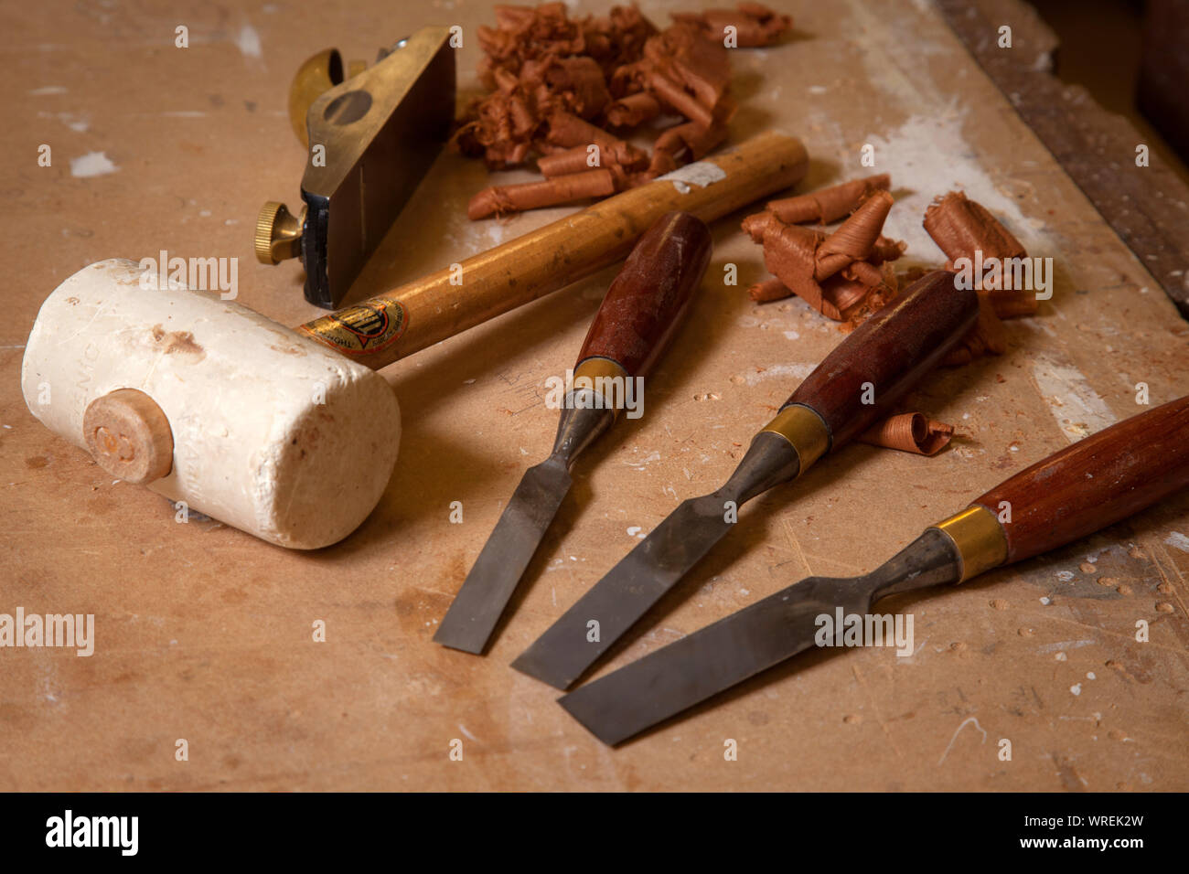 Maceta,cinceles y un avión de madera, herramientas de trabajo, con virutas de madera en un carpinteros workbench Foto de stock