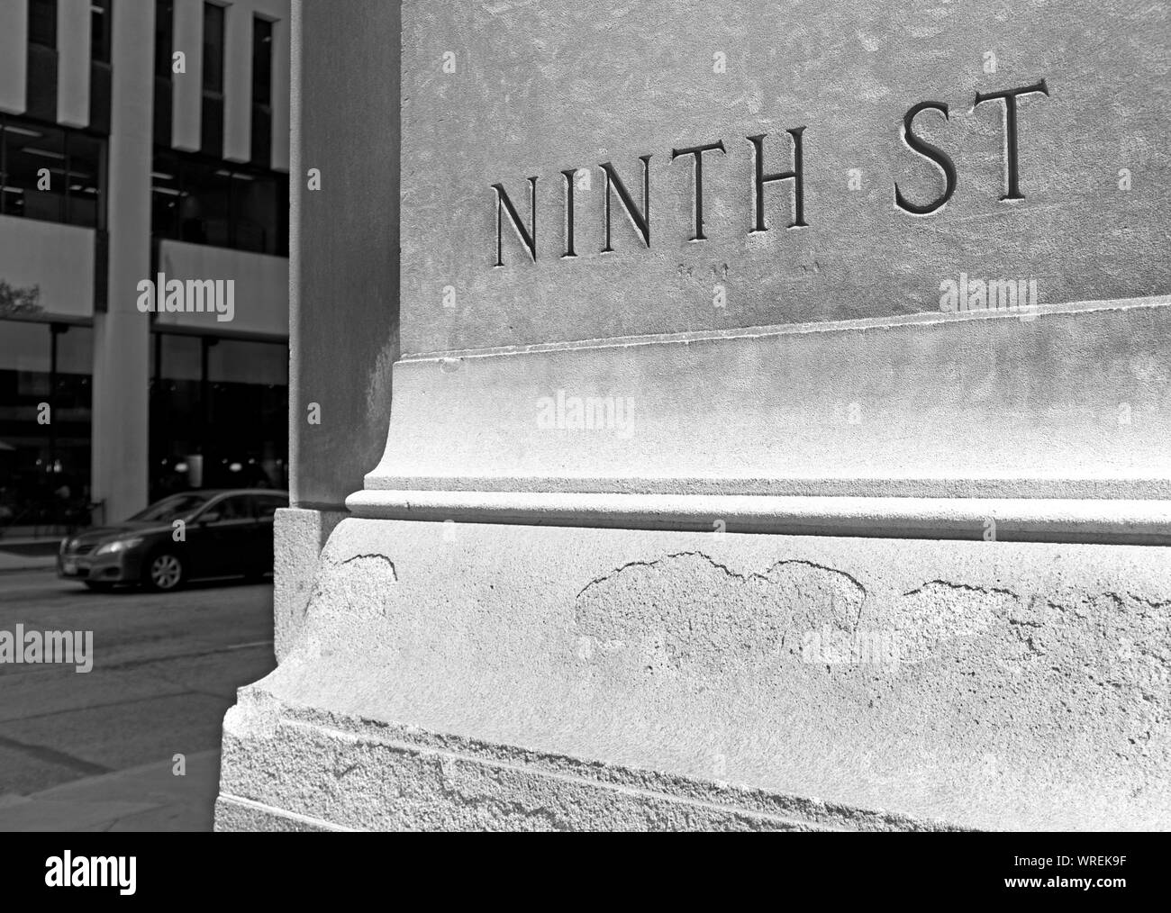Stone inscribió 'Novena Calle' en la intersección de East 9th Street y Walnut Avenue en el centro de Cleveland, Ohio, Estados Unidos. Foto de stock